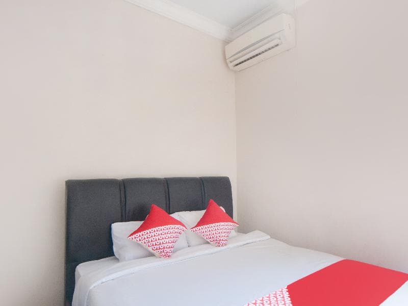 Oyo 2256 Danysa Guesthouse Syariah (Adults Only) main