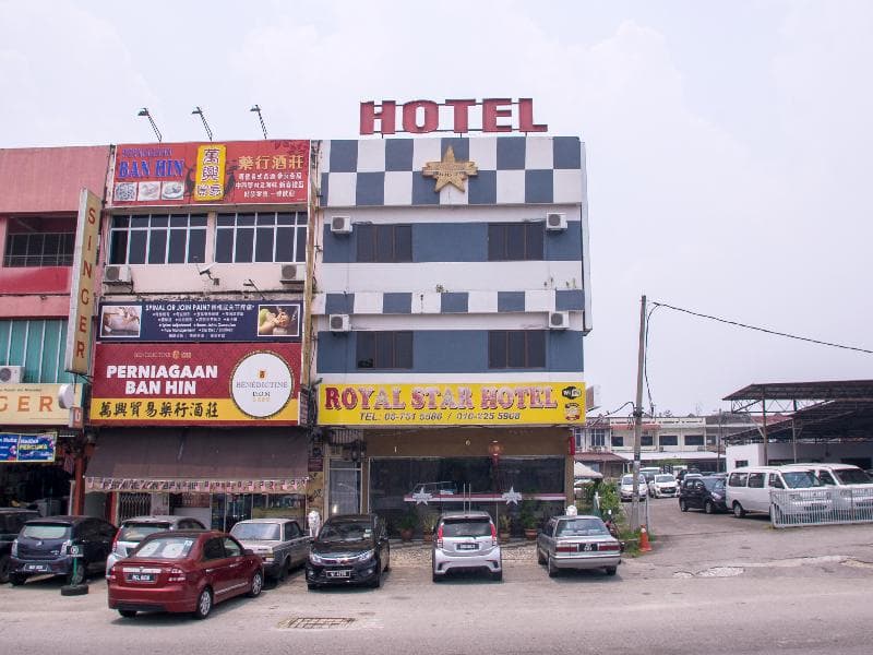 Oyo 44010 Royals Star Hotel main