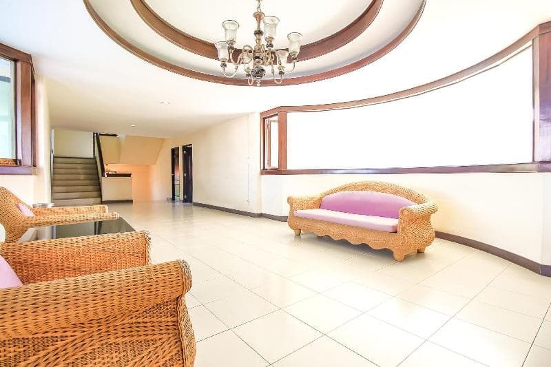OYO 383 White Inn Hotel 3