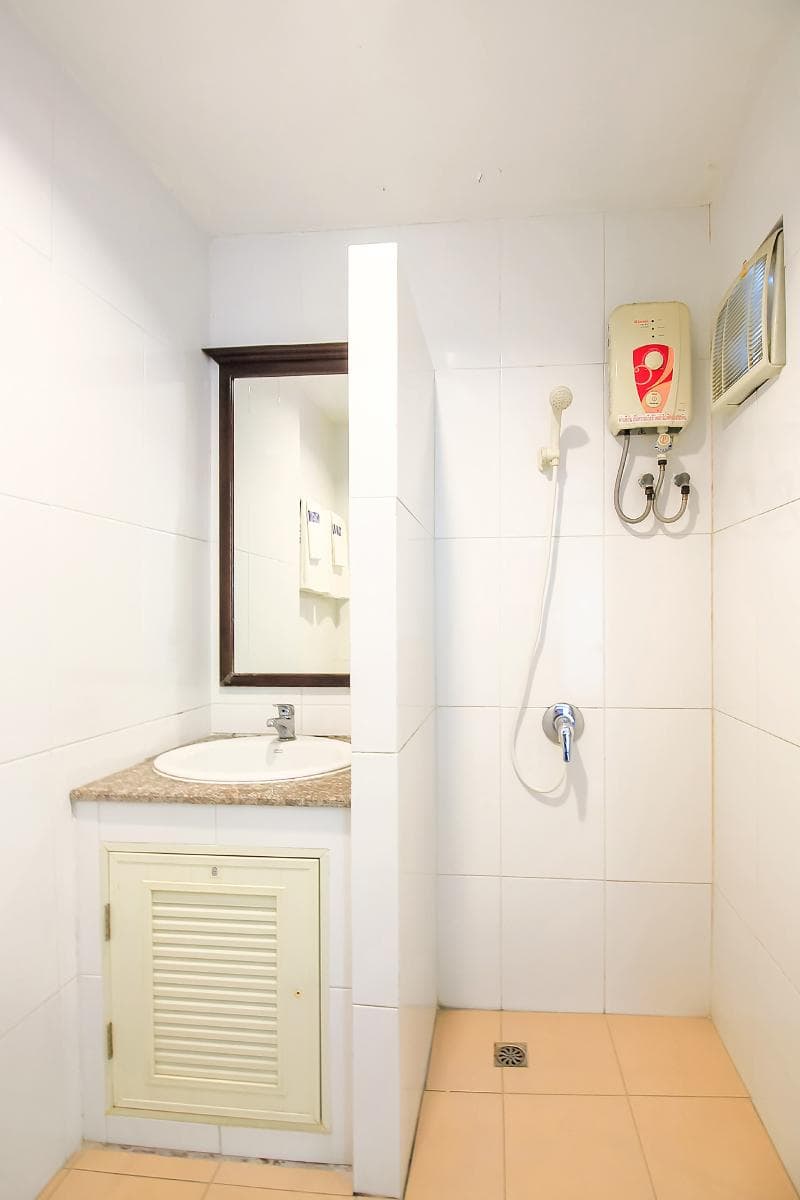 OYO 383 White Inn Hotel photo 1