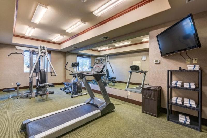 Comfort Inn & Suites 4