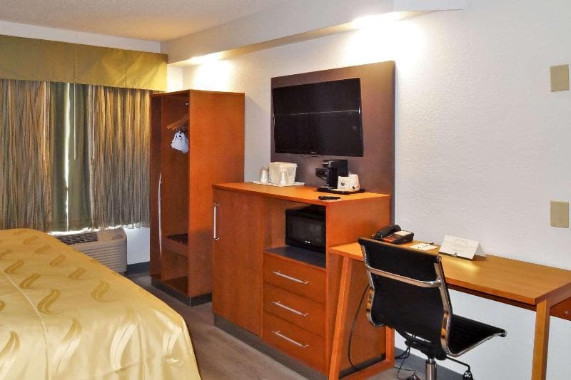 Quality Inn & Suites Raleigh North 3