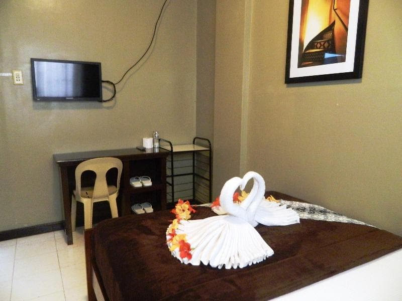 Candice Lucy Hotel 3