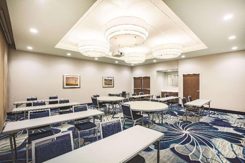 La Quinta Inn & Suites by Wyndham Wichita Northeast photo 1