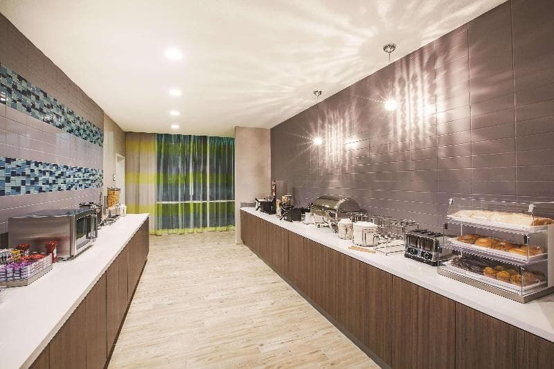 La Quinta Inn & Suites by Wyndham Wichita Northeast 4