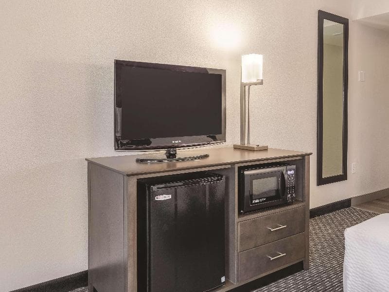 La Quinta Inn & Suites by Wyndham Salem 5