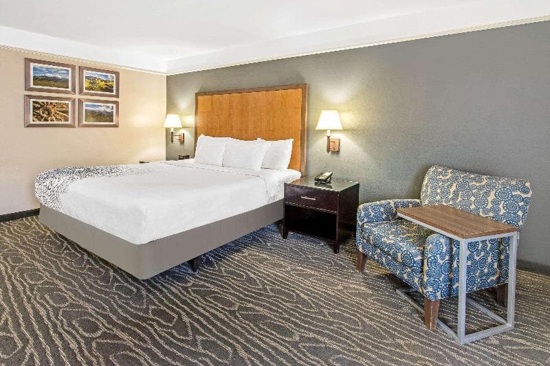 La Quinta Inn & Suites by Wyndham Ruidoso Downs 4