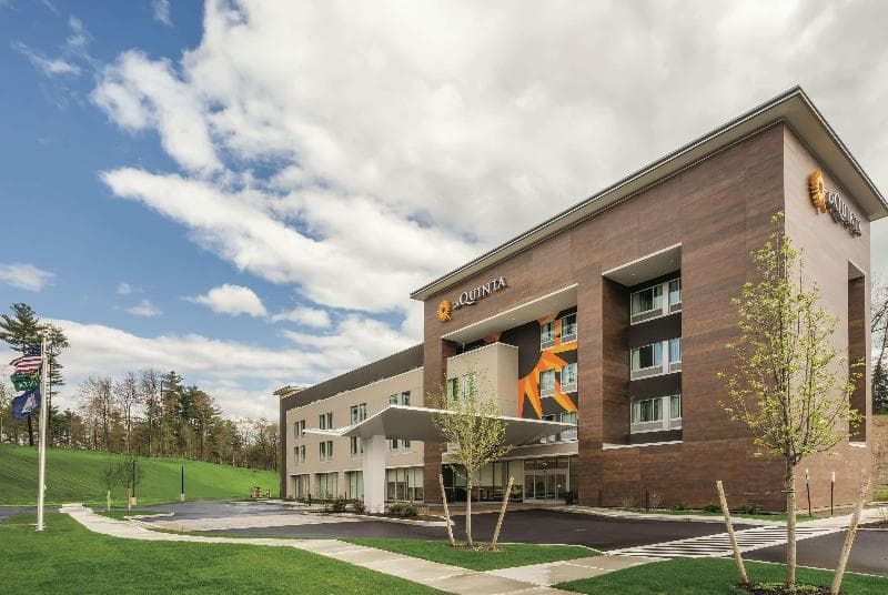 La Quinta Inn & Suites by Wyndham Clifton Park 1