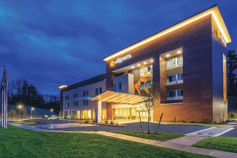La Quinta Inn & Suites by Wyndham Clifton Park 2