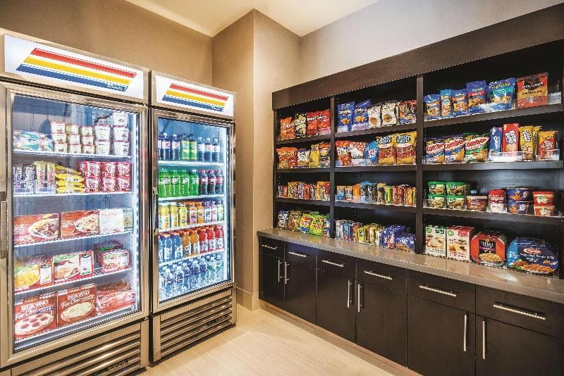 La Quinta Inn & Suites by Wyndham Clifton Park 4