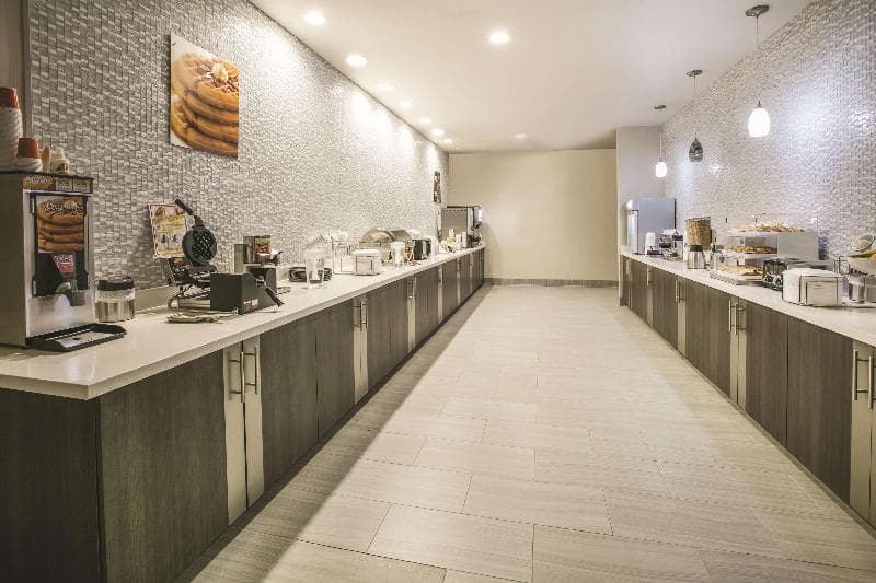 La Quinta Inn & Suites by Wyndham Dallas - Richardson 3