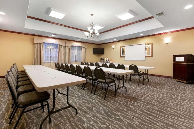 La Quinta Inn & Suites by Wyndham Lindale photo 1