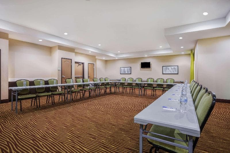 La Quinta Inn & Suites by Wyndham Beeville photo 1