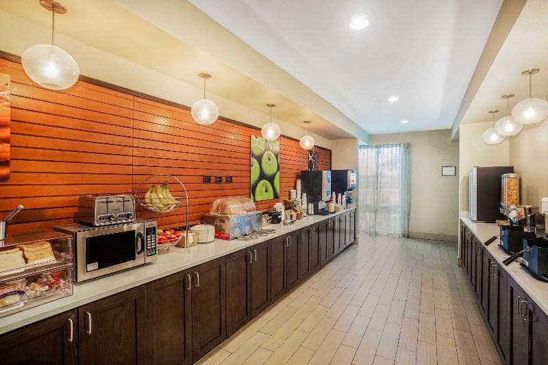 La Quinta Inn & Suites by Wyndham Beeville 3