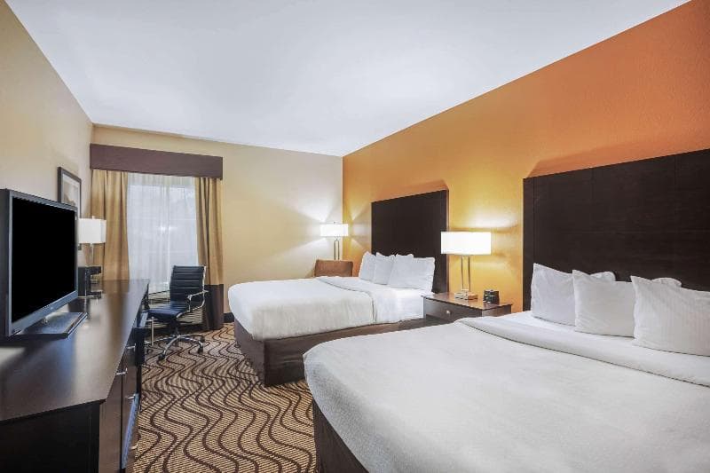 La Quinta Inn & Suites by Wyndham Beeville 5