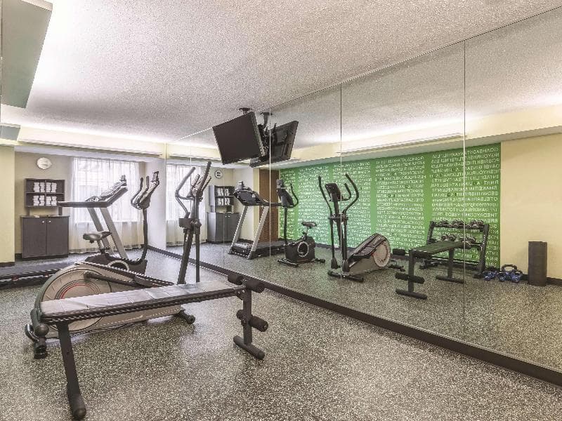 La Quinta Inn & Suites by Wyndham Knoxville Papermill 2