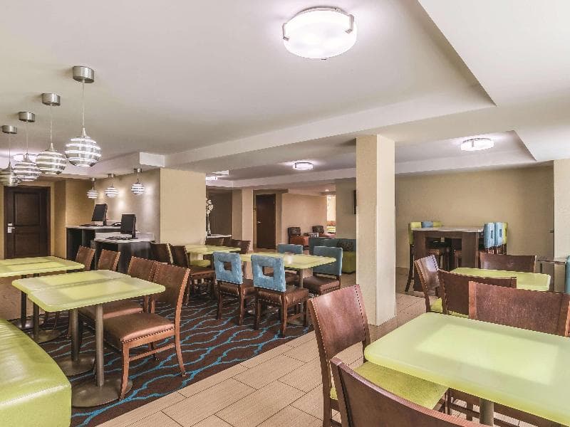 La Quinta Inn & Suites by Wyndham Knoxville Papermill 3