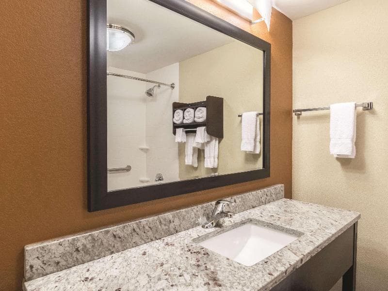 La Quinta Inn & Suites by Wyndham Knoxville Papermill 4
