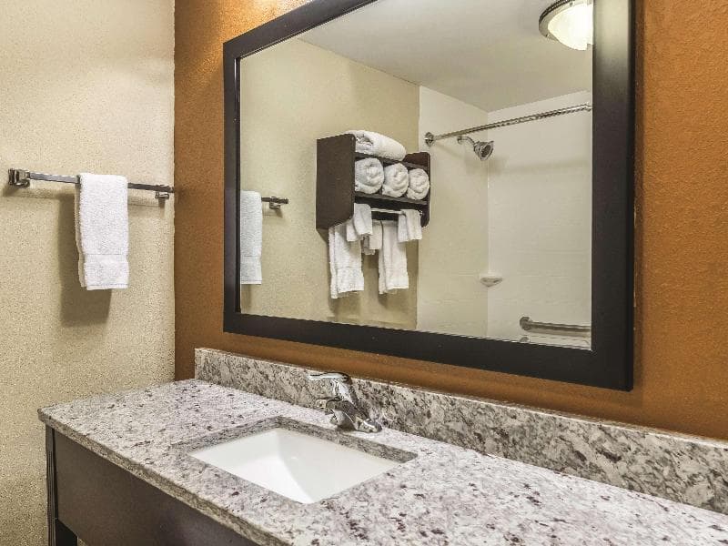 La Quinta Inn & Suites by Wyndham Knoxville Papermill 5