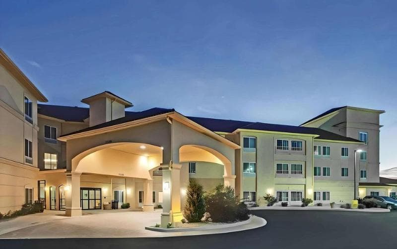 La Quinta Inn & Suites By Wyndham Verona photo 1