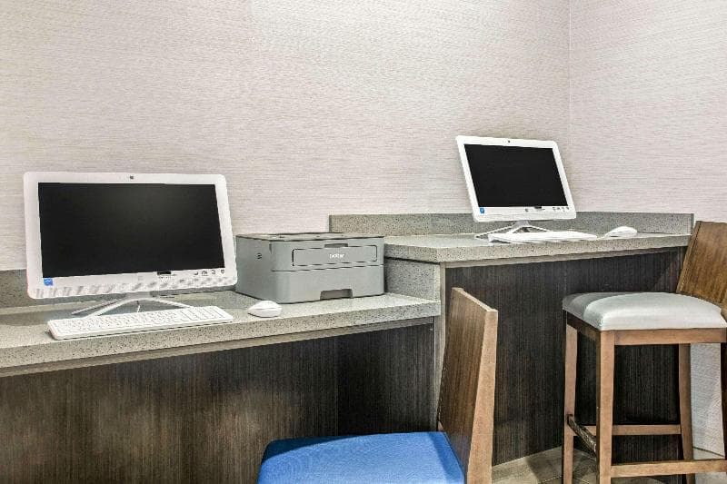La Quinta Inn & Suites by Wyndham Ponca City photo 1