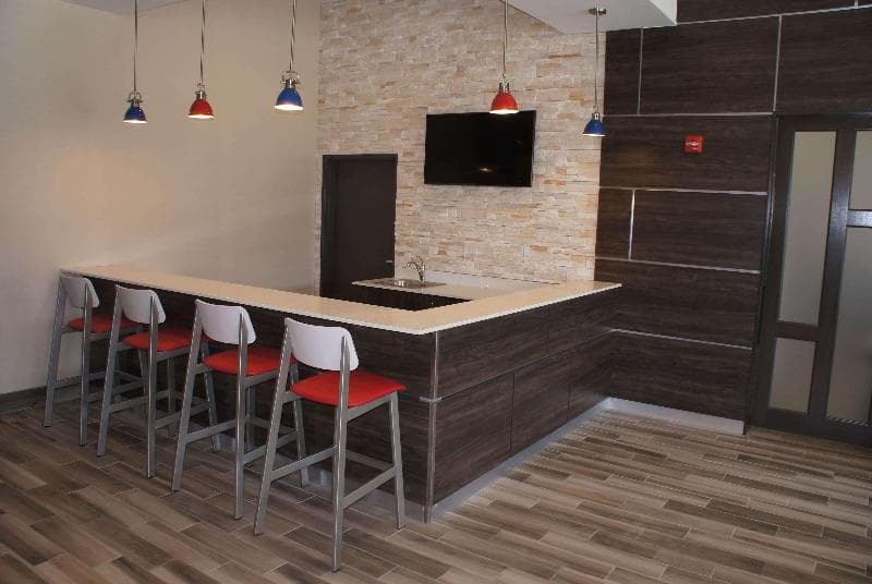La Quinta Inn & Suites by Wyndham Bloomington 2