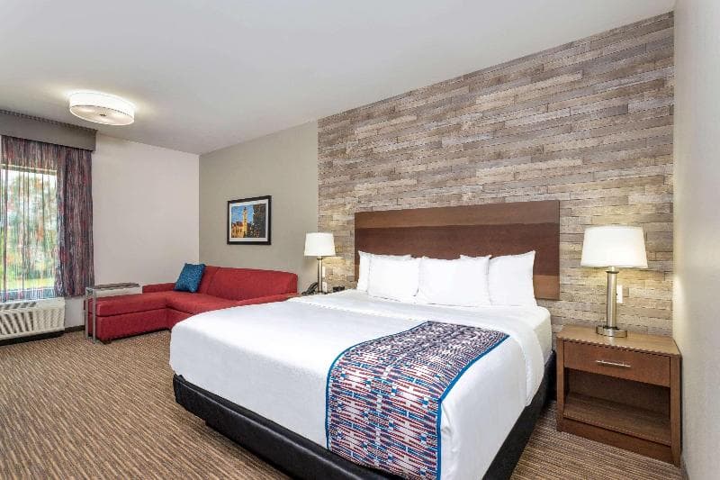 La Quinta Inn & Suites by Wyndham Bloomington 5