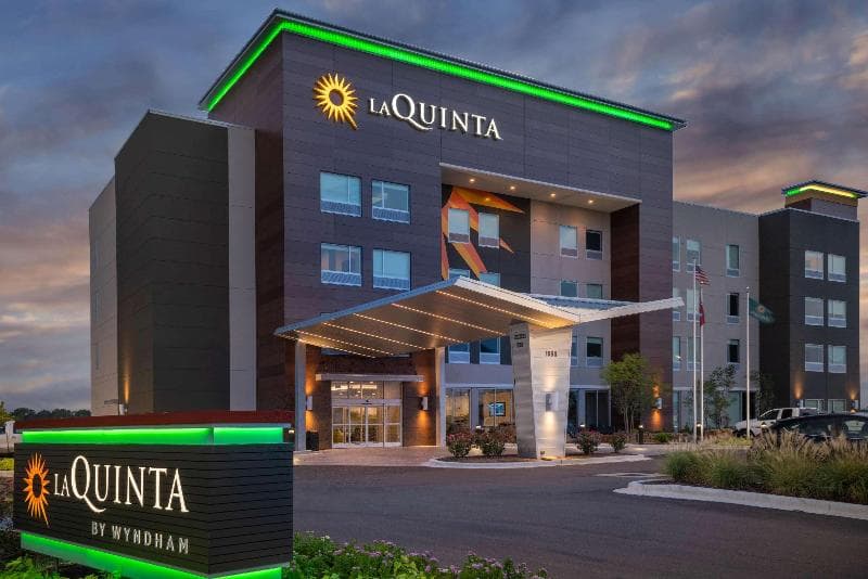 La Quinta Inn & Suites by Wyndham West Memphis 2