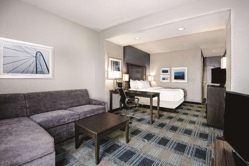 La Quinta Inn & Suites by Wyndham Victoria - South 5