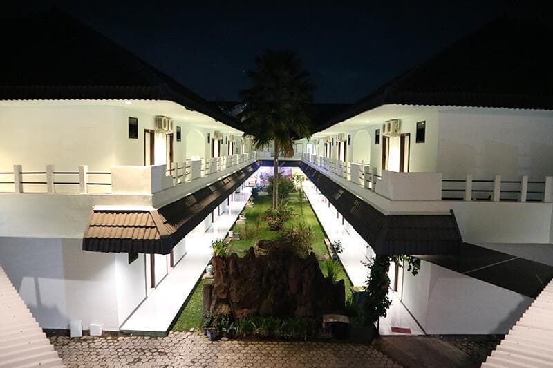 Mahkota Hotel Genteng 2