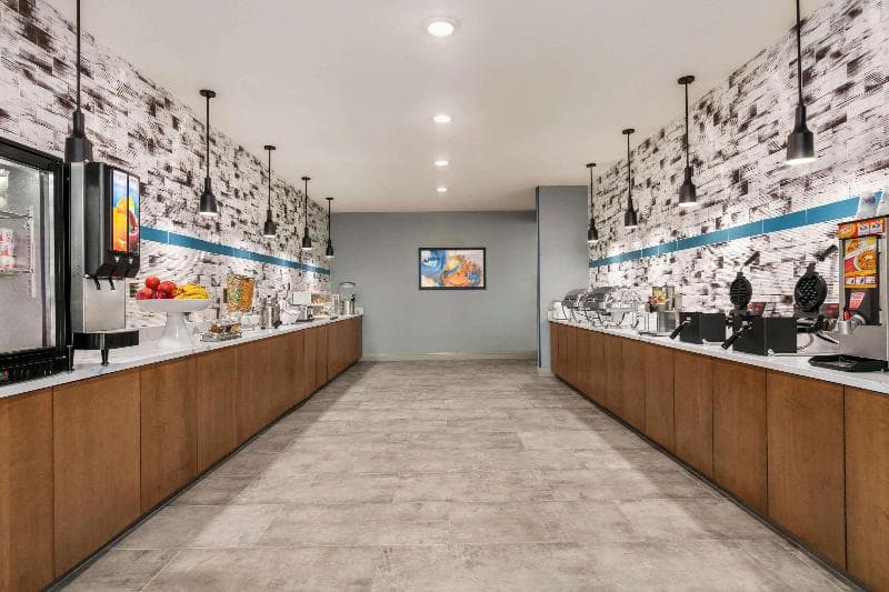 La Quinta Inn & Suites by Wyndham College Station North 4