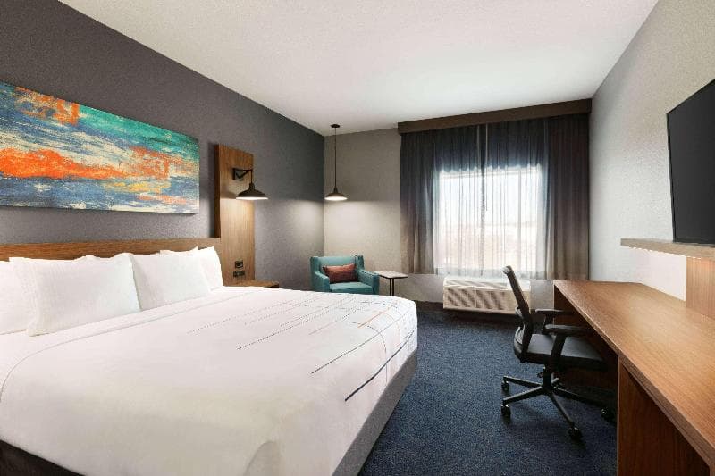La Quinta Inn & Suites by Wyndham College Station North 5