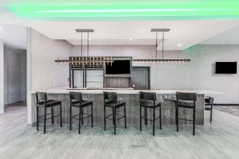 La Quinta Inn & Suites by Wyndham Galveston West Seawall 2