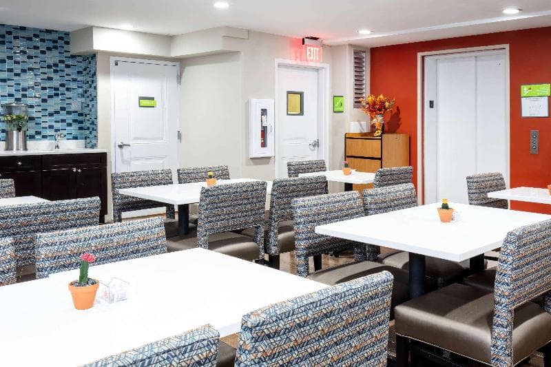 La Quinta Inn & Suites by Wyndham Long Island City 3