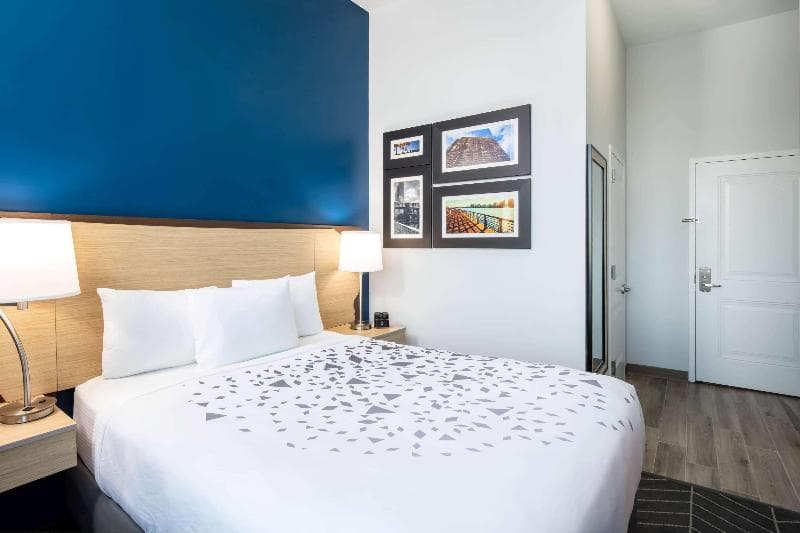 La Quinta Inn & Suites by Wyndham Long Island City 5