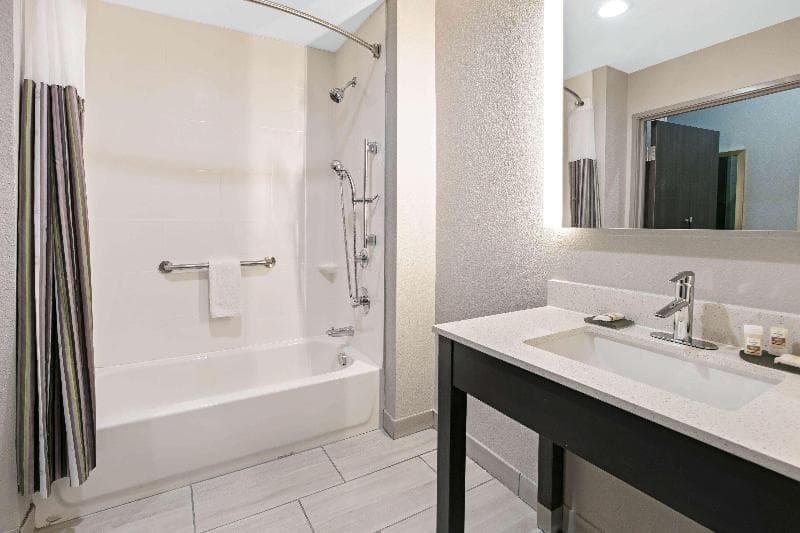 La Quinta Inn & Suites Dfw West-Glade-Parks 5