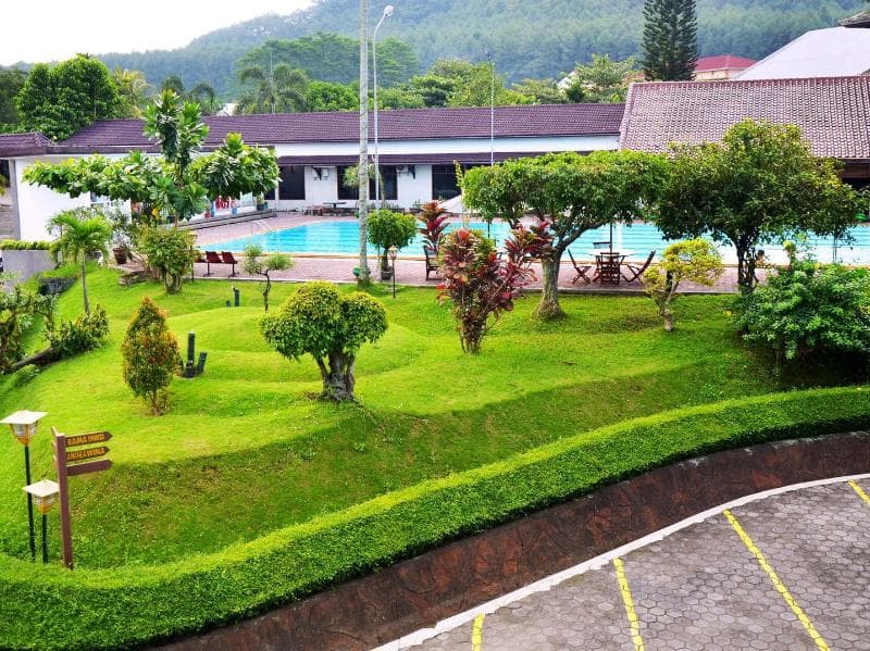 Front One Resort Magelang 4