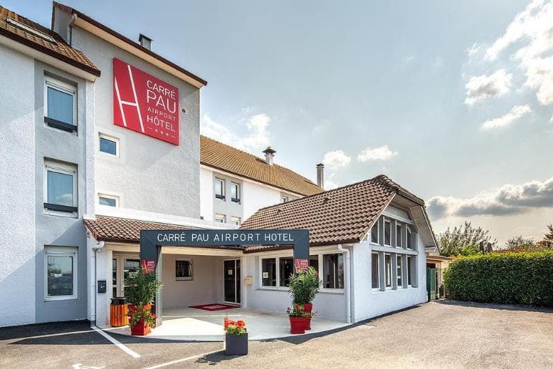 Carre Pau Airport Hotel main