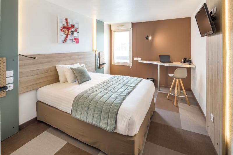 Carre Pau Airport Hotel 5