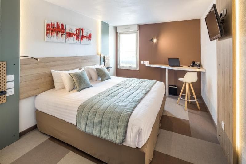 Carre Pau Airport Hotel 4