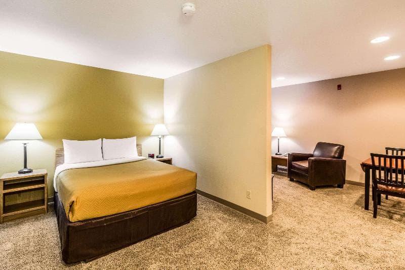 Econo Lodge 3
