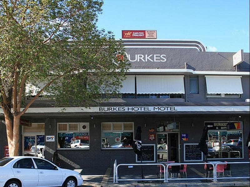 Burkes Hotel Motel 4