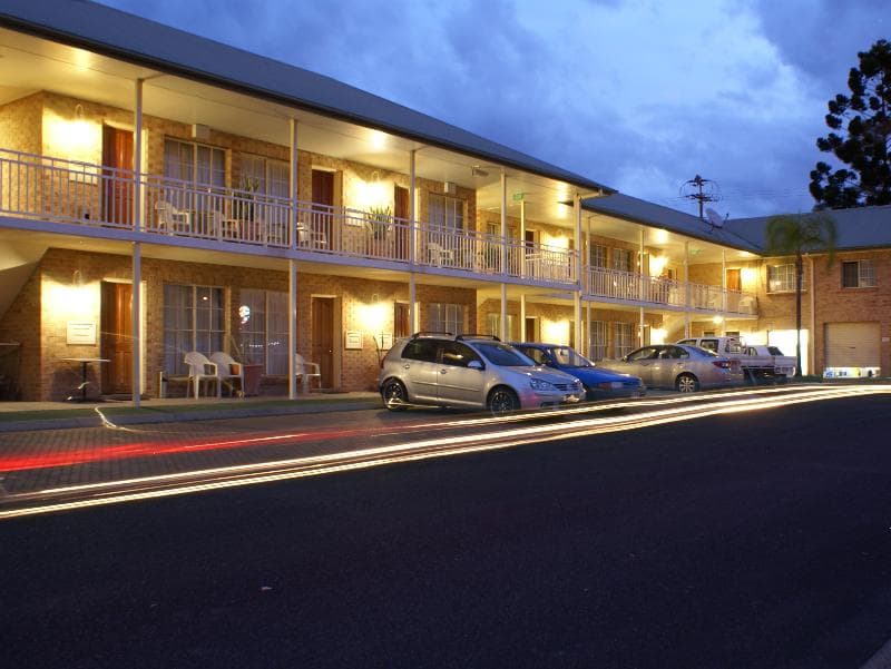 Coopers Colonial Motel photo 1