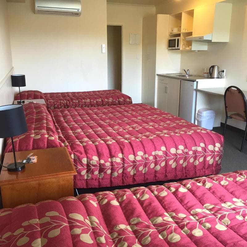 Caves Motor Inn main