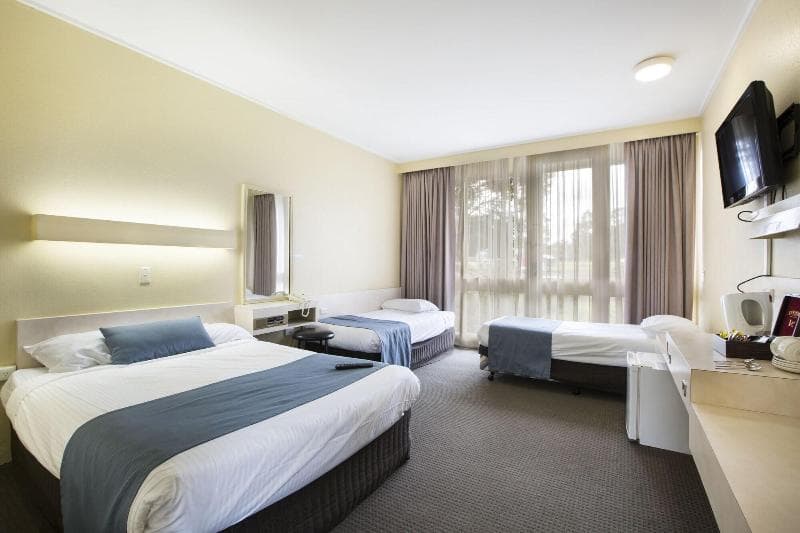 Sandown Park Hotel 4