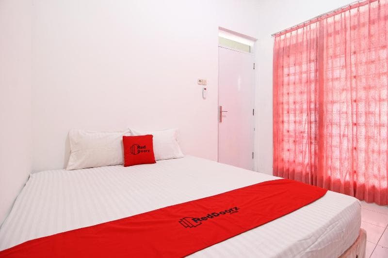 Reddoorz Near Terminal Tirtonadi 3