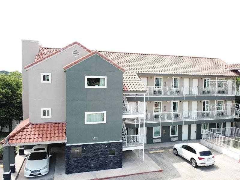 Village Motor Inn 3