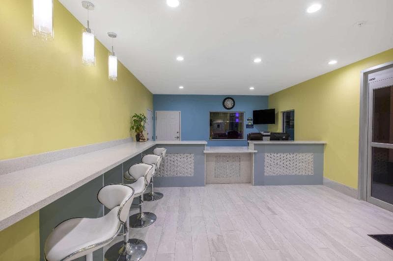 Days Inn & Suites By Wyndham La Porte 3