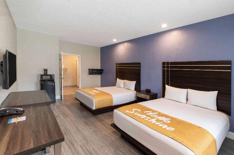 Days Inn & Suites By Wyndham La Porte 2
