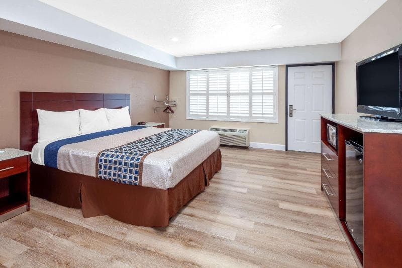 Travelodge By Wyndham Harbor City 2